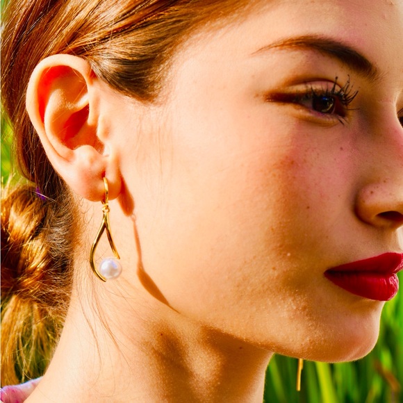 Elegant Gold Pearl Drop Earrings - Picture 1 of 1